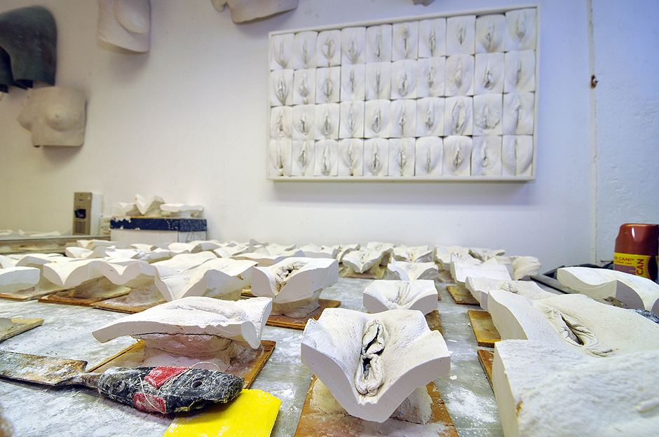 Аккуратное снятие готового слепка половых губ