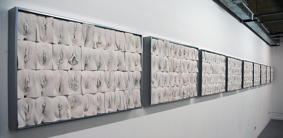 Посетительница изучает разнообразие форм женского лона