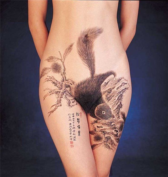 Бесподобный боди-арт в зоне бикини