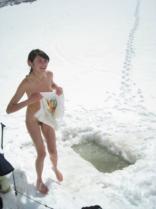 моржи-нудисты зимой