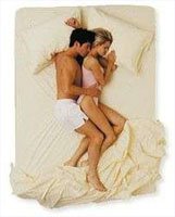 Классическая поза сна ложки: партнер обнимает партнершу сзади