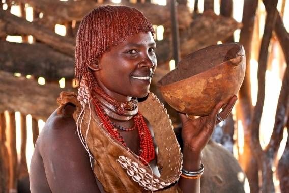Женщина с голой грудью из племени Hamer (Хамер)