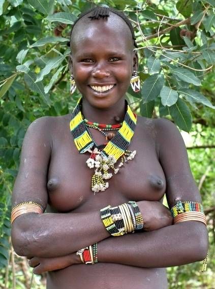Улыбающаяся девушка племени Hamer (Хамер)