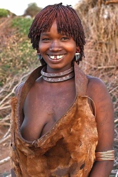 Улыбающаяся женщина племени Hamer (Хамер)