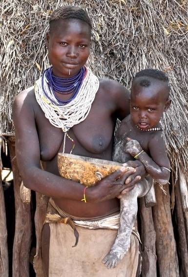 Женщины с ребенком племени Karo (Каро)