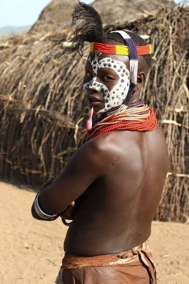 Женщина племени Karo спиной