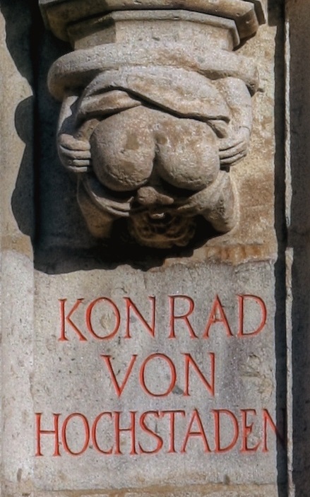  барельеф изображающий кардинала аутофелляцию Конрада фон Хохштадена в Кёльне