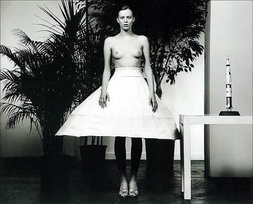 Худенькая моделька с малюсенкой грудью