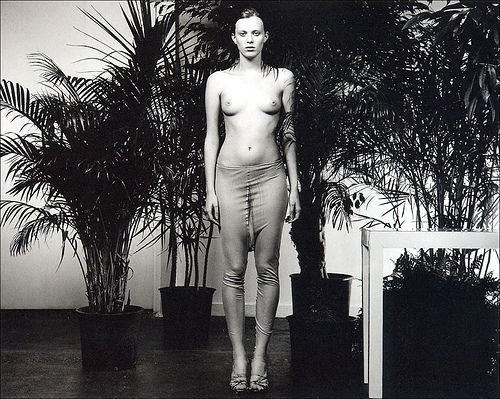 Худенькая моделька с малюсенкой грудью