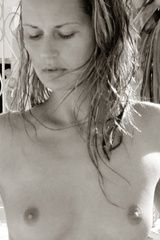 Симпатяшка позирует топлес