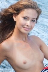 Голая морячка Ира на берегу моря