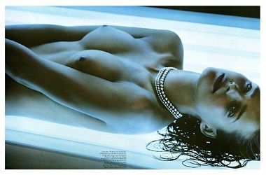 Голая девушка в солярии