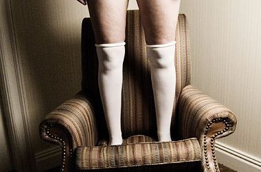 Стулья! Серия разных голых женщин на одном стуле