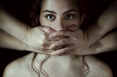 Азиаты насилуют юных Британок более 40 лет