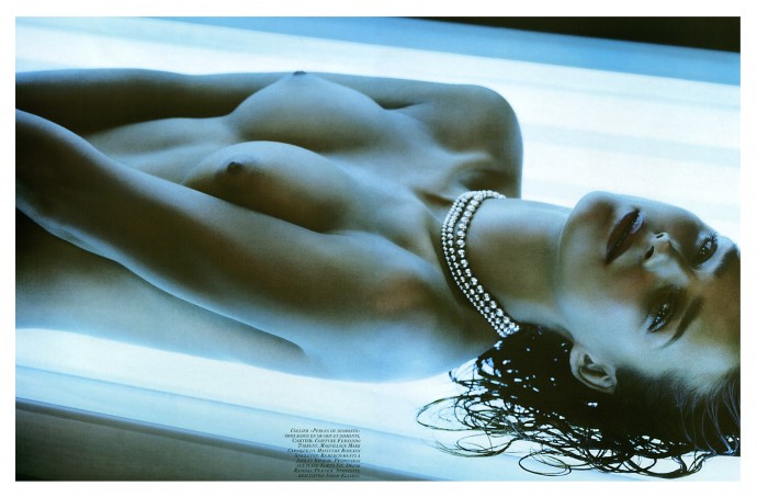 Голая девушка в солярии