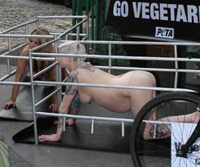 Беременные женщины устроили протест голышом