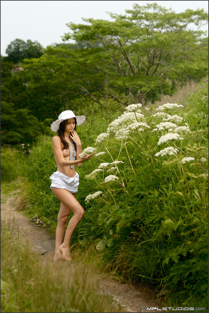 Голая девочка Аня