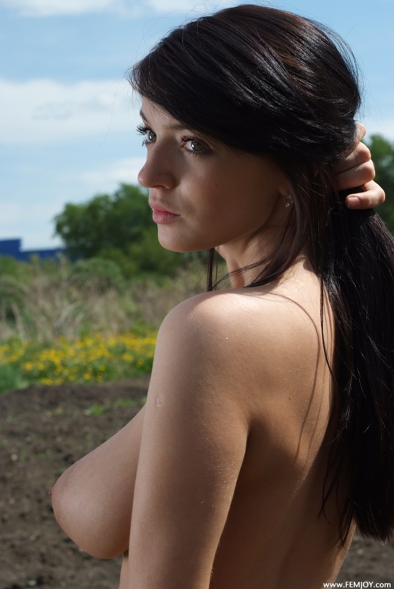 голая в траве с красивой грудью lin