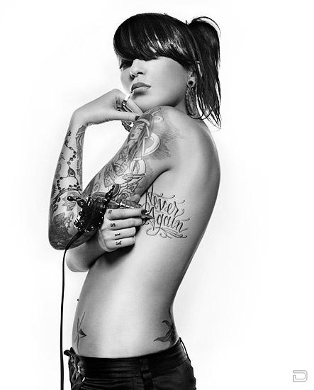 Татуировки на голом женском теле