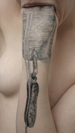 BDSM art - иглы, побои и бондаж на женском теле