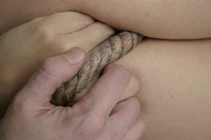 BDSM art - иглы, побои и бондаж на женском теле