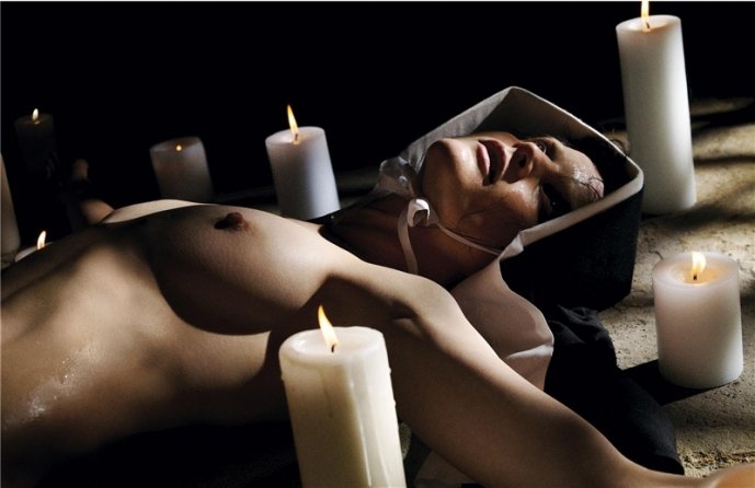 голая монашка и свечи молитва обнаженной монашки