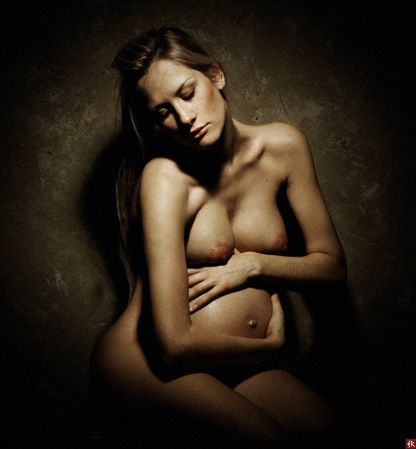 беременная красавица обхватила пузик руками беременная красавица