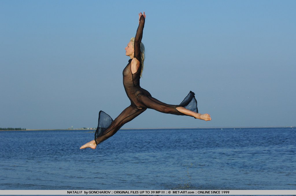 19 of 19 Голая гимнастка и море