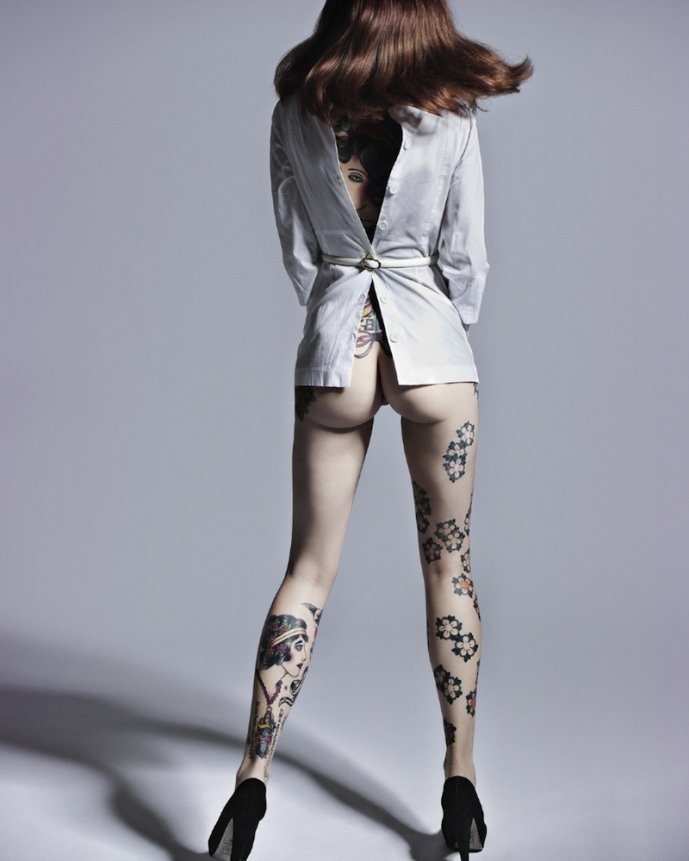 тату на ногах и попке девушки тату на ногах и попке девушки