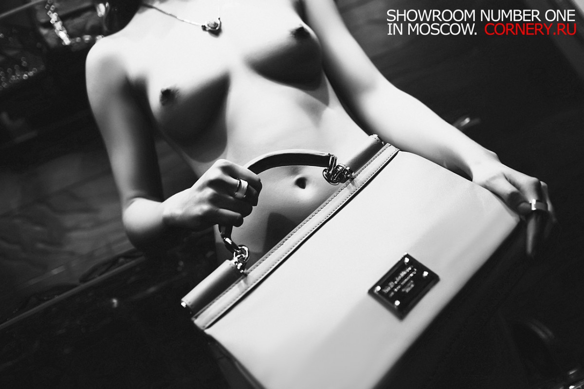 Весьма откровенная реклама московского шоурума