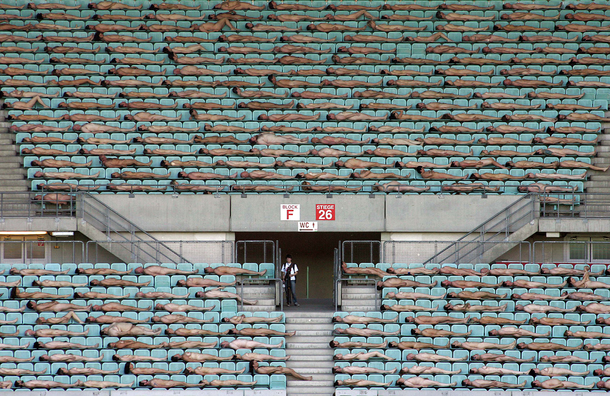 Обнаженный люди на картинах Спенсера Туника